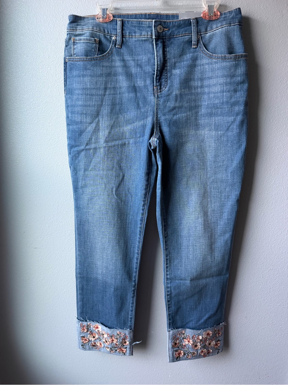 Chico’s blue floral embroidered So Slimming Girlfriend Slim Leg jeans 12R NWT